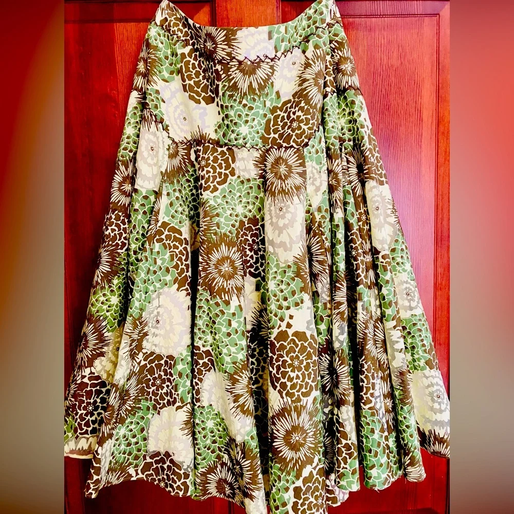 Antonio Melani beautiful mid length skirt, size 4